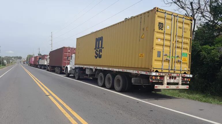 Larga fila de camiones en el tramo Villeta- Villa Oliva debido a fallas en el Centro de Escaneo de Mercaderías implementado desde el lunes por la Dirección Nacional de Aduana en la zona.