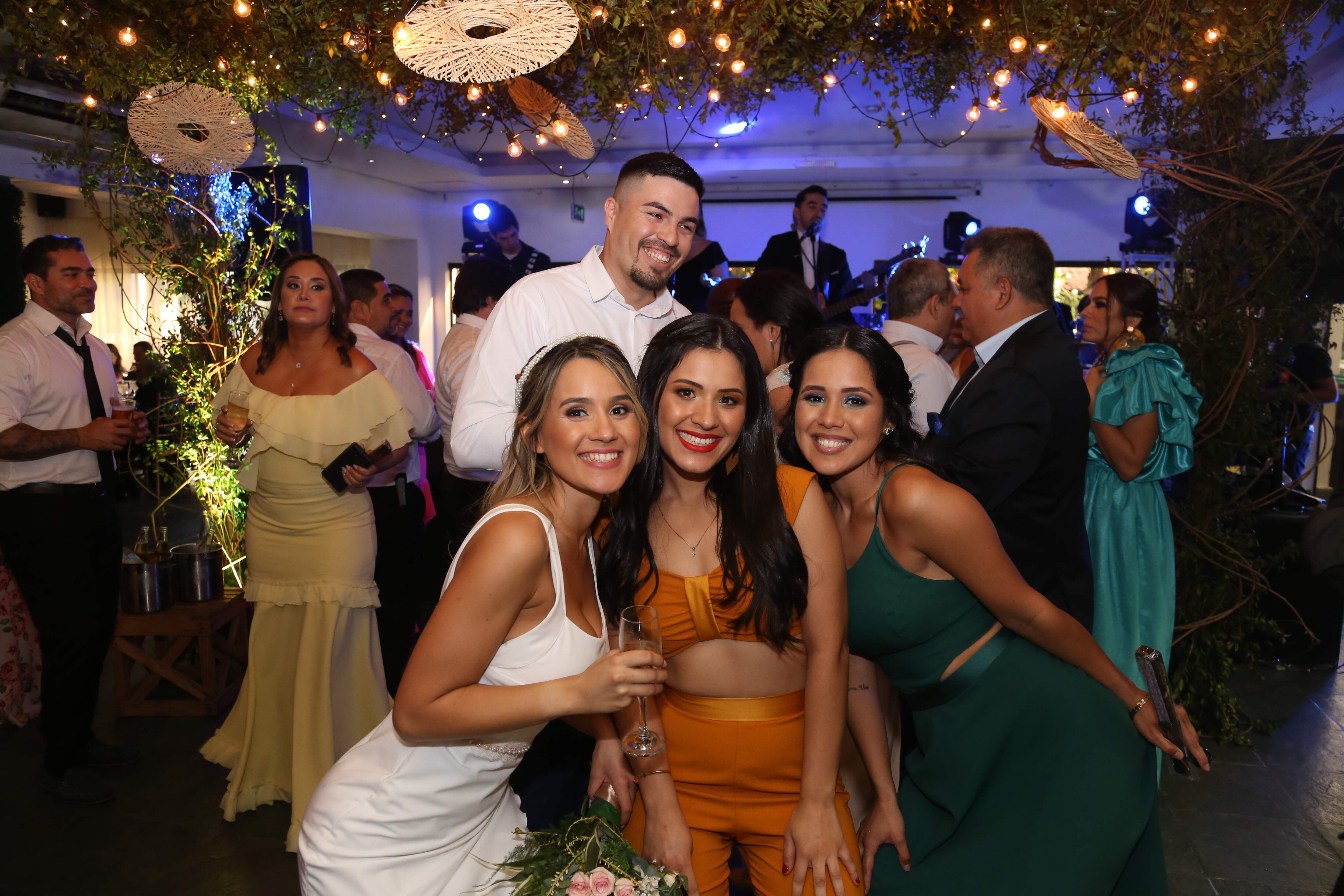 La novia junto a sus amigas Leticia Barreto y María Barreto.