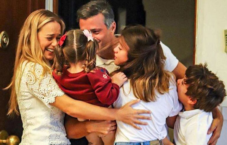 El político opositor al régimen chavista, Leopoldo López, se reunió con su esposa Lilian Tintori y sus hijos, en Madrid, España. La dictadura de Nicolás Maduro hizo reclamos al Gobierno español.