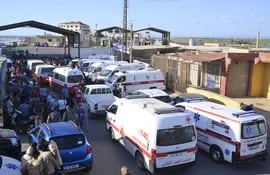 Ambulancias listas para entrar en territorio sirio a través del paso fronterizo de Arida, en el norte de Líbano (Imagen ilustrativa de archivo).