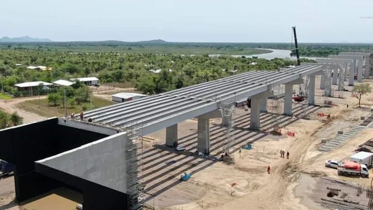 La colocación de las vigas comienzan a dar la forma de la superestructura del puente de la Bioceánica, en el lado paraguayo.