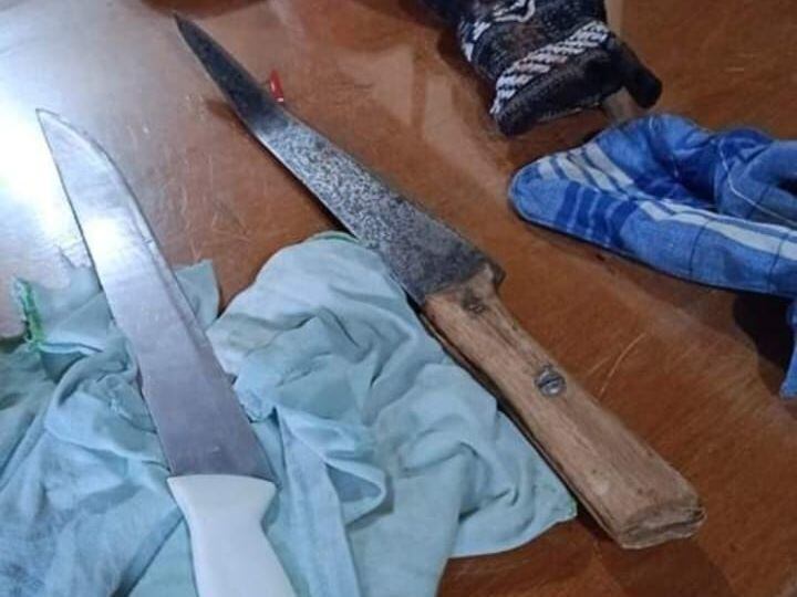 Dos cuchillos fueron incautados del poder del adolescente de 16 años que es sospechoso de asesinar a la directora del Colegio Nacional San Gervasio de Independencia.
