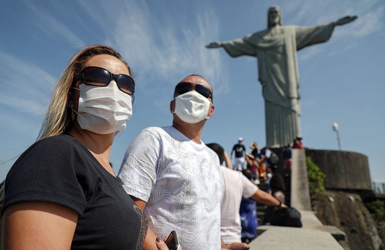 Turistas en el Cristo Redentor, de Río de Janeiro. En Brasil, como en otros países, el turismo se va abriendo, pero con restricciones.