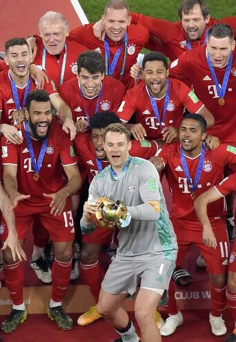 Manuel Neuer, capitán del Bayern Munich, exhibe el trofeo del Mundial de Clubes rodeado de sus compañeros.