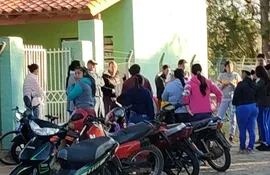 Un grupo de padres se manifestaron frente a la escuela Defensores del Chaco de la ciudad de Laureles. Rechazan al marido de la supervisora como docente de la institución.