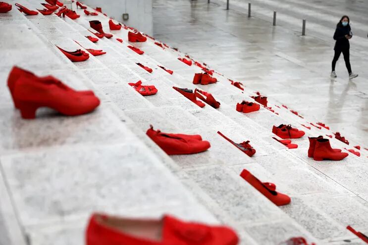 Zapatos rojos de mujer se exhiben en las escaleras, como símbolo para denunciar la violencia contra las mujeres, en la plaza principal de Durresi en Tirana,