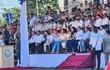 El presidente Santiago Peña (de pie) durante su discurso el viernes pasado en la Expo Canindeyú, mientras en la platea de autoridades lo observaba el diputado cartista Eulalio "Lalo" Gomes (en círculo).