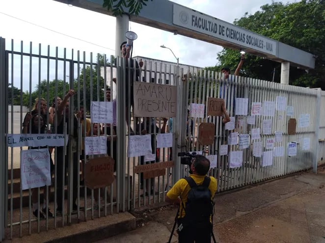 Estudiantes de 11 facultades toman la sede de Facso en protesta contra la ley “Hambre cero”.