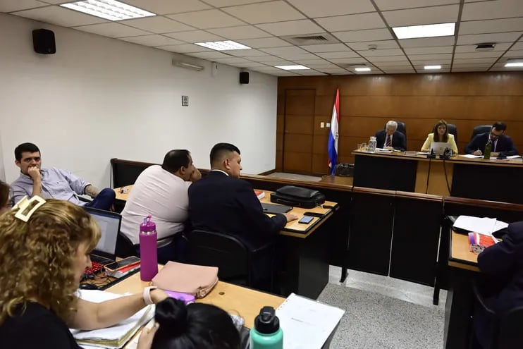 El juicio a los siete acusados por el caso de los documentos falsos del exjugador brasileño Ronaldinho Gaúcho está en la recta final.