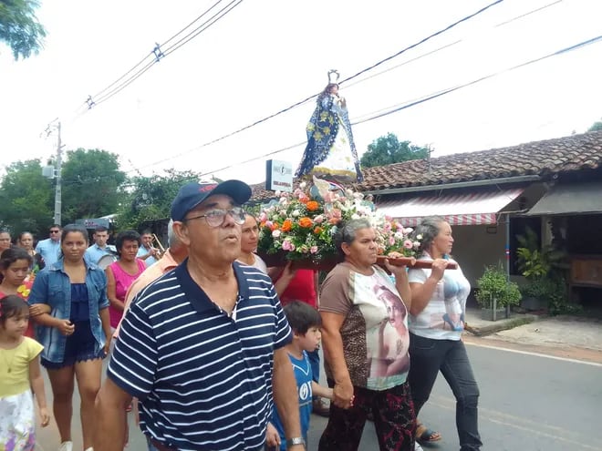 personas llevando a la imagen de la Virgen de Caacupé
