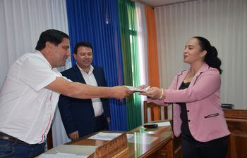 En el momento que el presidente de la Junta Municipal de San Juan Nepomuceno en el año 2020 Guido Rolón entrega la transferencia definitiva a la Presidente de entonces del Poder Judicial de Caazapá, Margarita Miranda.