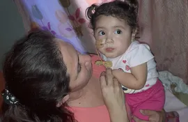 Yuliana Esperanza González Rotela en brazos de su feliz mamá Cynthia Rotela.