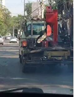 Vehículo de la PMT de Asunción lanzando mucho humo desde su caño de escape. (captura de video).