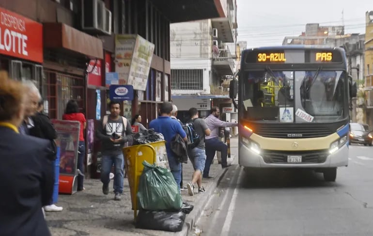Usuarios del transporte público son sometidos a tediosas esperas por unidades de transporte público, servicio que cada vez cuesta más caro a los contribuyentes del país.