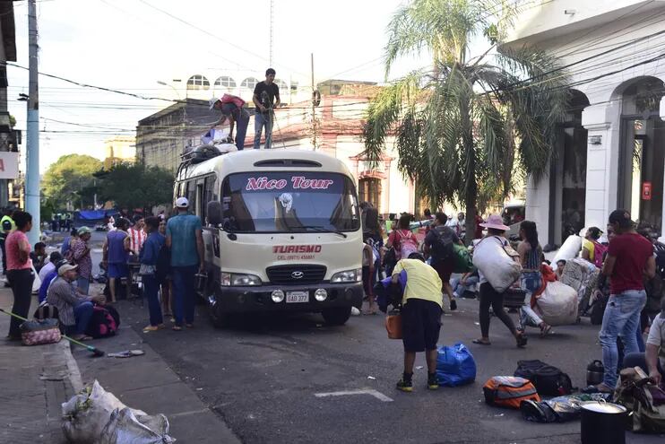 Campesinos de la organización CNI, al momento de organizar la retirada este miércoles, luego de más de tres días de estadía en Asunción, amenazaron que volverían dentro de un mes.