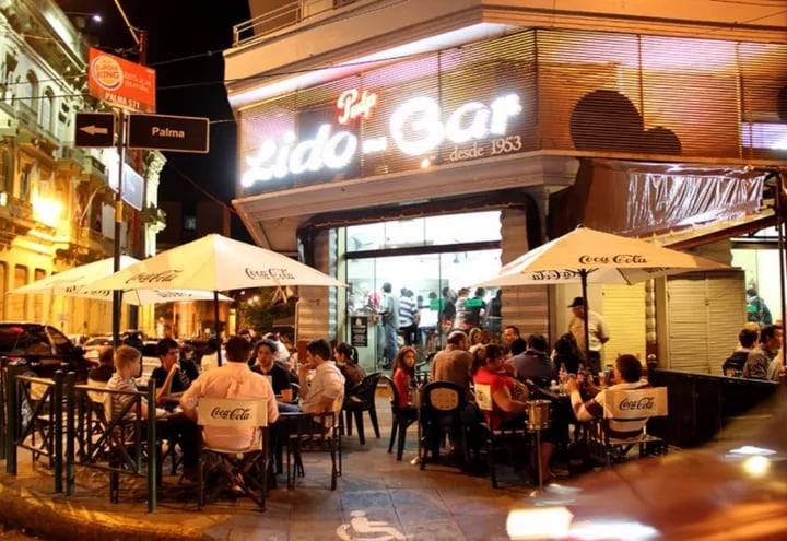 El histórico Lido Bar, en el centro de Asunción, es motivo de una disputa judicial entre socios propietarios y se habla de supuestos vínculos políticos en ambas partes.