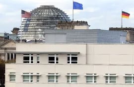 imagen-del-edificio-del-reichstag-sede-de-la-camara-baja-o-bundestag-y-una-bandera-estadounidense-que-ondea-sobre-la-embajada-de-ee-uu-en-berlin--204612000000-619749.jpg