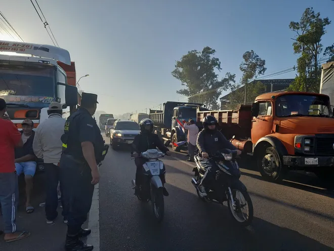 Camioneros sobre la Ruta PY02, en la zona del autódromo Rubén Dumot, durante una protesta en marzo de este año.