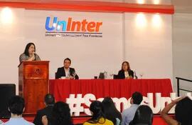 La rectora de la Universidad Internacional Tres Fronteras (Uninter), doctora Natalia Duarte, dirigiéndose al público durante el acto de entrega de becas.