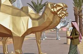 Estatuas de camellos, a unos 160 kilómetros al este de Riad, el 24 de diciembre de 2020.