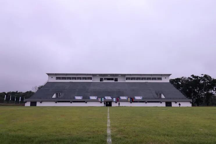 Tribuna del estadio de la Liga Caaguazú de Fútbol, al cabo de la primera etapa.