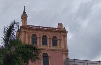 Con la tormenta del pasado jueves, el Palacio de López perdió dos de sus pináculos.