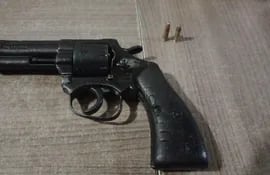 El revólver incautado como prueba por los agentes de la Comisaría 11ª.