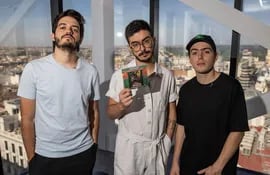 Los miembros del grupo colombiano Morat, Juan Pablo Villamil, Simón Vargas y Martín Vargas, exhiben la portada de su nuevo disco, que mañana llegará a las plataformas digitales.