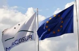 Banderas del Mercosur y Unión Europea
