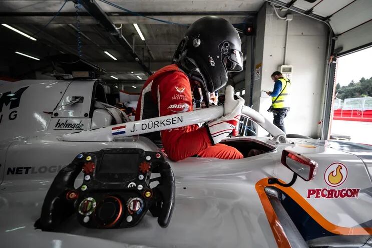 Joshua Duerksen abordando el monoplaza del equipo PHM Racing, durante los entrenamientos en Imola, Italia.