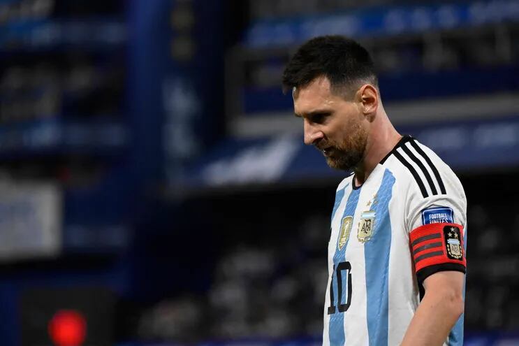 El delantero argentino Lionel Messi hace gestos durante el partido de fútbol de clasificación sudamericano para la Copa Mundial de la FIFA 2026 entre Argentina y Uruguay en el estadio La Bombonera de Buenos Aires el 16 de noviembre de 2023.