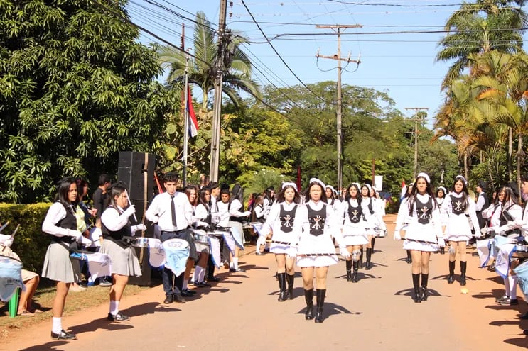 Honran a María Auxiliadora con el tradicional desfile estudiantil