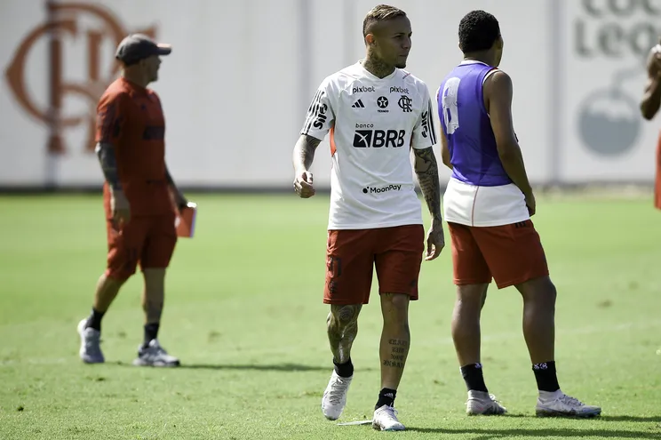 Jorge Sampaoli (I), entrenador del Flamengo, en el primer entrenamiento posterior al escándalo entre el preparador físico Pablo Fernández y el jugador Pedro.