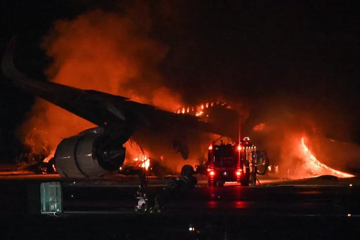 El avión de Japan Airlines en llamas en la pista del aeropuerto internacional de Tokio en Haneda, el martes.