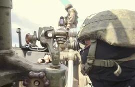 Militares rusos preparando un mortero autopropulsado de 240 mm durante misiones de combate en Ucrania.