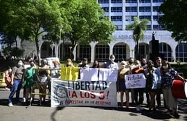 Un grupo de jóvenes protestó frente al Palacio de Justicia de Asunción, en contra de la acusación fiscal, mientras se desarrollaba la audiencia preliminar.