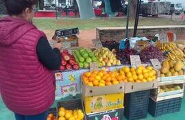 Distintos productos son ofrecidos en esta feria del Mercado 4 en Loma Pytã.