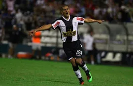 El paraguayo Édgar González festeja un gol en Alianza Lima.