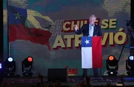 El candidato presidencial del Partido Republicano, José Antonio Kast, participa en un acto con sus seguidores tras conocer los resultados de las elecciones presidenciales hoy, en Santiago (Chile).
