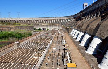 Represa hidroeléctrica paraguayo-brasileña Itaipú. El tratado consagra el igual derecho paraguayo de comprar a Itaipú el 50% de la energía disponible.