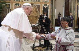 El papa Francisco recibió en audiencia a delegaciones de organizaciones indígenas de Canadá.