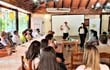 Aldo Insfrán, representante de la Senatur y Karina Flores, directora de Turismo de la Gobernación de Paraguarí explicando a los actores turísticos el alcance del proyecto.