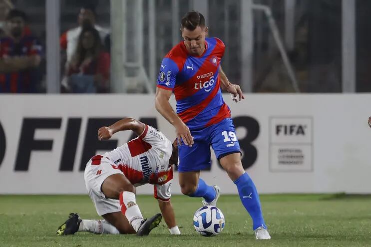 Diego Churín (d), atacante de Cerro Porteño, gana el balón en el partido contra el Curicó Unido por la ida de la Fase 2 de la Copa Libertadores en el Monumental de Santiago, Chile.