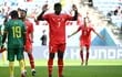 Breel Embolo, nacido en Camerún, celebra con respeto el gol que anotó ayer para Suiza ante su país de origen.