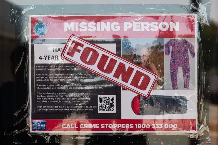 El sello de "encontrada" sobre un poster que avisaba sobre la desaparición de Cleo Smith y pedía ayuda para encontrarla, en Carnarvon, Australia.