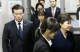 la-expresidenta-surcoreana-park-geun-hye-d-tras-su-declaracion-ante-la-fiscalia-quedo-detenida-efe-205916000000-1569317.jpg