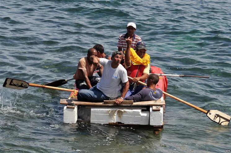 Cubanos arriesgan sus vidas en barquichuelos lanzados a alta mar, con tal de huir de la dictadura comunista de la isla, hacia la libertad de los Estados Unidos.