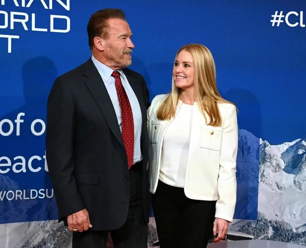 El actor Arnold Schwarzenegger posa con su pareja Heather Milligan en la “Cena especial para la Acción por el Clima”.
