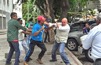 el-secretario-general-de-la-alianza-opositora-venezolana-jesus-torrealba-fue-agredido-tras-una-marcha-afp-204957000000-1453771.jpg