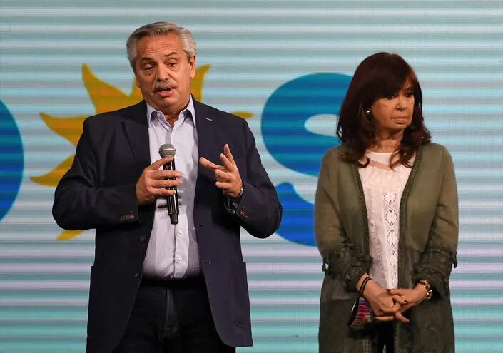 El presidente de Argentina, Alberto Fernandez (i) y su vicepresidente, Cristina Fernández de Kirchner mantienen una disputa tras la caída del oficialismo en las elecciones primarias del pasado domingo. (AFP)